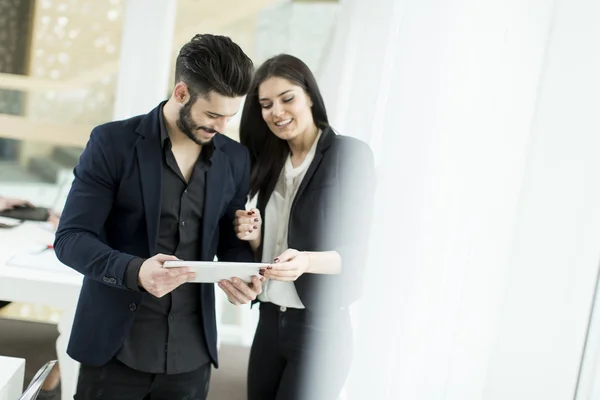 Empresários no escritório — Fotografia de Stock