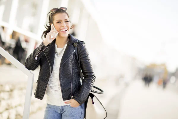 Jonge vrouw met telefoon — Stockfoto