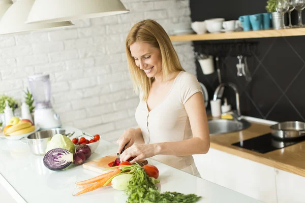 Mujer joven en la cocina —  Fotos de Stock