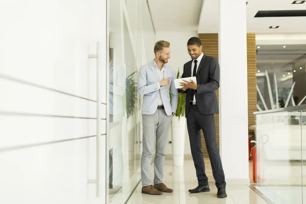 Twee zakenmannen in het kantoor — Stockfoto