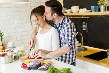 Sevgi dolu çift sağlıklı gıda hazırlama