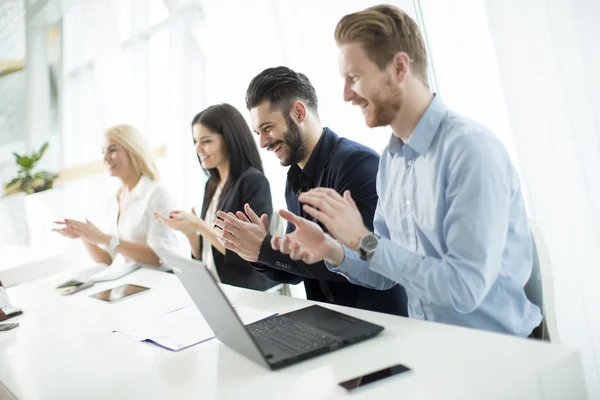 Empresários no escritório — Fotografia de Stock