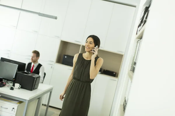 Jonge vrouw in het kantoor — Stockfoto