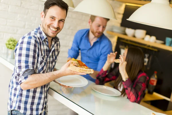 Přátelé jedí pizzu — Stock fotografie