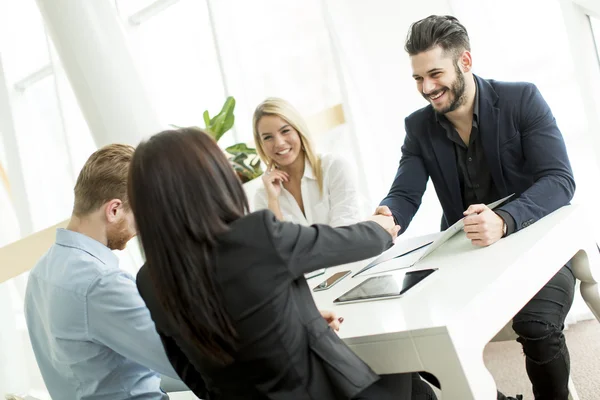 Empresários no escritório — Fotografia de Stock