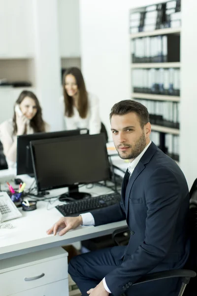 Joven en la oficina — Foto de Stock