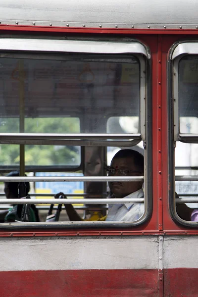 Passageiro no ônibus em Mumbai, Índia — Fotografia de Stock