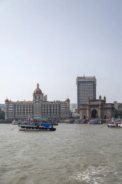 Boats in front of the Taj Mahal Palace Hotel — Stock Photo, Image