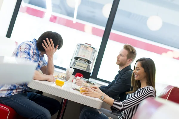 Vrienden met diner — Stockfoto