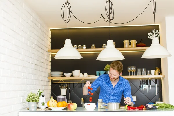 Young man preparing food — Stock Photo, Image