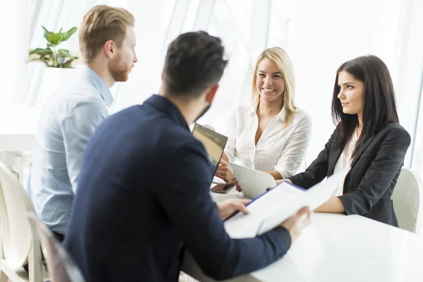 Gente de negocios en la oficina — Foto de Stock