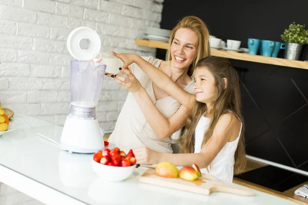 Moeder en dochter op hij keuken — Stockfoto