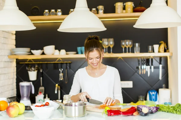 Jonge vrouw in de keuken — Stockfoto