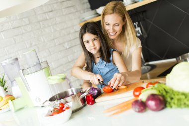 Anne ve kızı o mutfak at