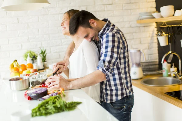 Pareja cariñosa preparando comida saludable —  Fotos de Stock