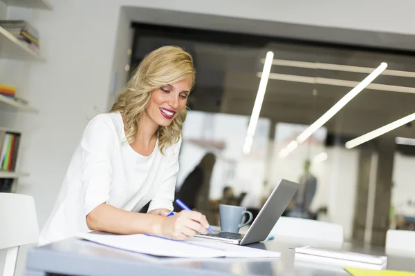 Vrouw die op laptop werkt — Stockfoto