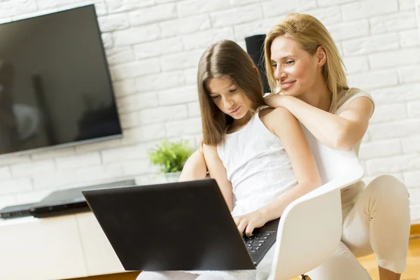Mutter mit Tochter am Laptop — Stockfoto