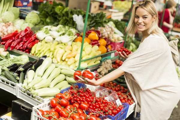 Young woman at the market — Stock Photo, Image