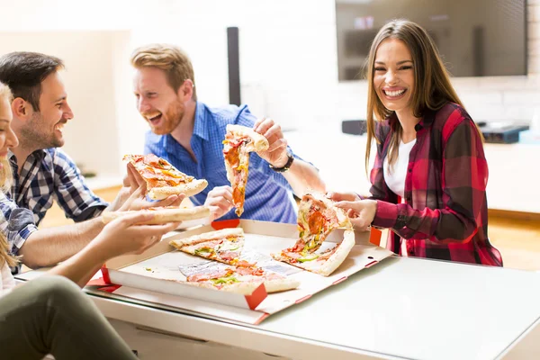 Friends eating pizza