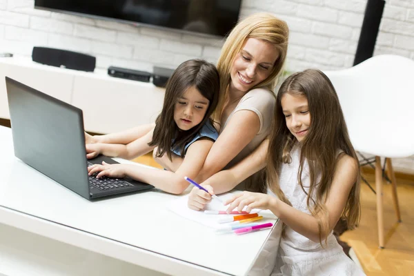 Mujer con chicas en casa — Foto de Stock