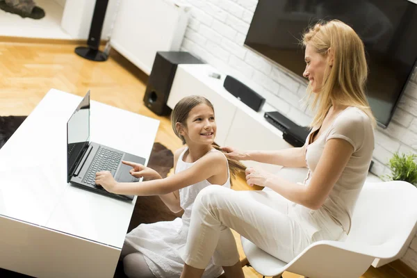 Mother with a daughter on the laptop — Stock Photo, Image