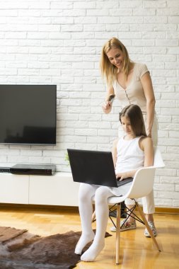 Anne kızı laptop ile