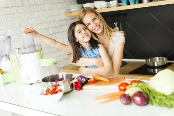 Madre e figlia a lui cucina — Foto Stock