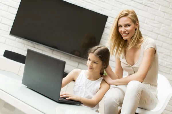 Madre con una hija en el portátil — Foto de Stock