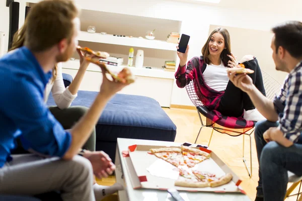 Amigos comiendo pizza — Foto de Stock