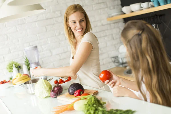 Madre e hija en la cocina — Foto de Stock