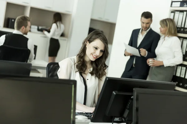 Frau arbeitet am Computer — Stockfoto