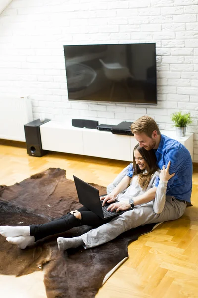 Casal com um laptop em casa — Fotografia de Stock