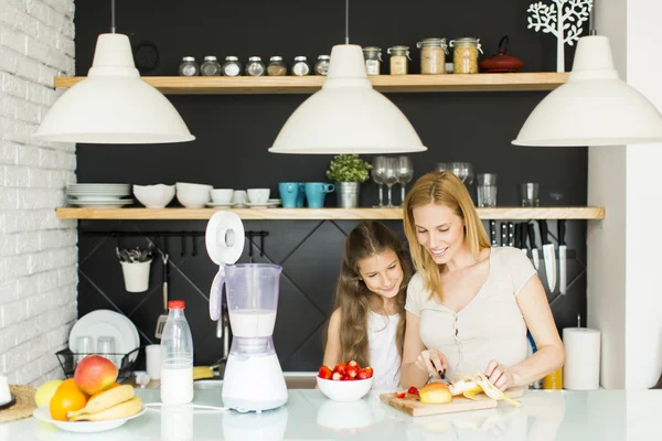 Madre e hija en la cocina —  Fotos de Stock