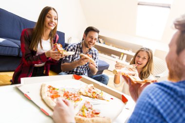 Pizza Yiyen Arkadaşlar