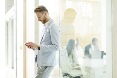 Telefonu olan genç bir adam.