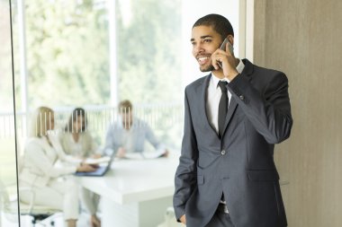 Ofisteki genç adam.