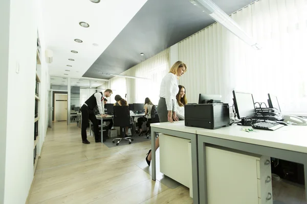 Vrouwen die werkzaam zijn in het kantoor — Stockfoto