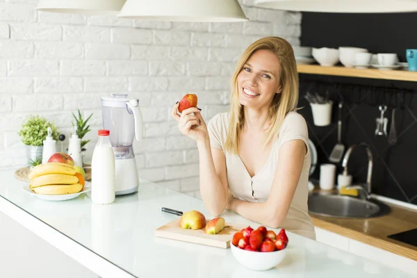 Jovem mulher na cozinha — Fotografia de Stock