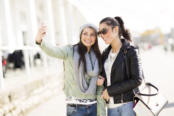 Mladé ženy takin selfie venkovní — Stock fotografie