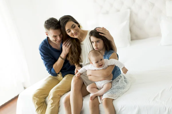 Genitori con una bambina — Foto Stock