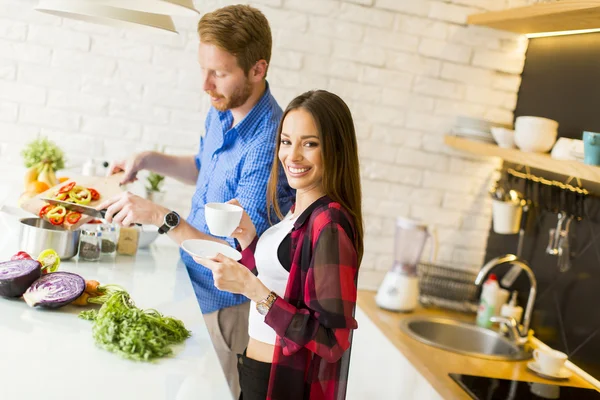 Liebespaar bereitet Essen zu — Stockfoto