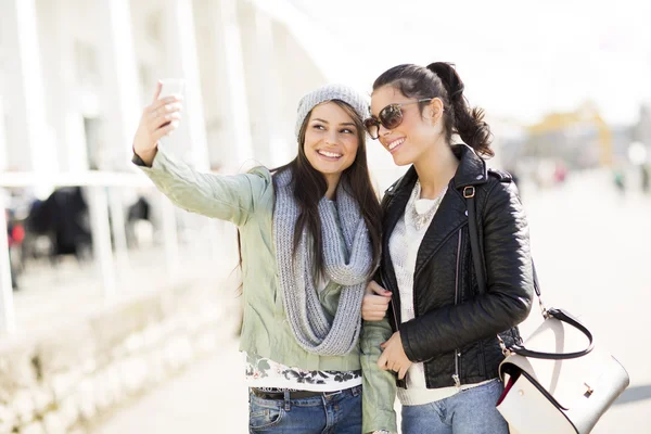 Fiatal nők takin szabadtéri selfie — Stock Fotó