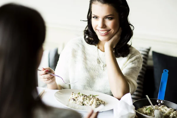 Mulheres à mesa no restaurante — Fotografia de Stock