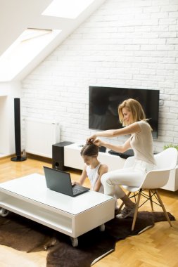 Anne kızı laptop ile