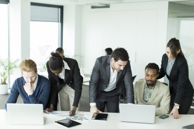 Genç çok ırklı iş adamları 