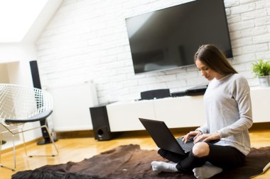 Bir dizüstü bilgisayarda genç kadın