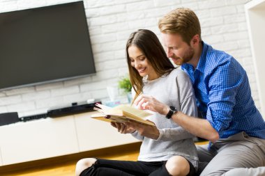 Bir kitapla şirin çift