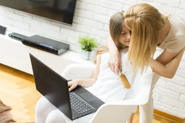 Anya a lányával, a laptop — Stock Fotó