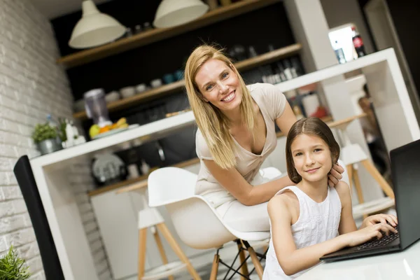 Mother with a daughter on the laptop — Stock Photo, Image