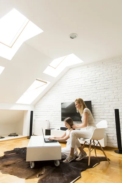 Moeder met een dochter op de laptop — Stockfoto